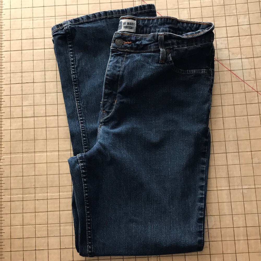 Signature LEVI Strauss Misses 16 short. Boot cut jeans. EUC!